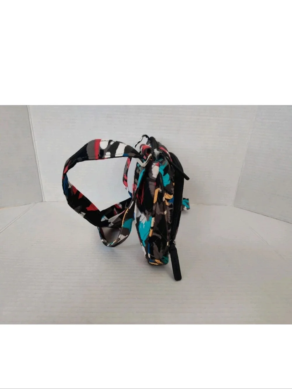 Vera Bradley Crossbody Bag Splash Floral Pattern Zipper Closure & Zip Pocket